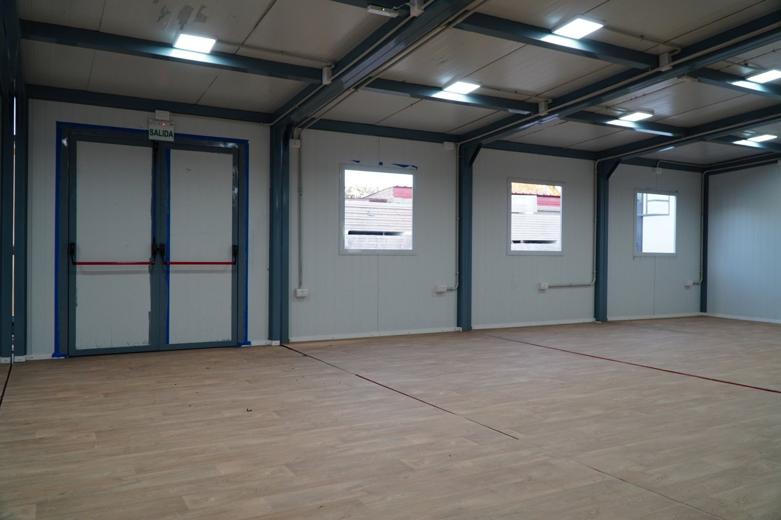 Interior terminado con salida de emergencia y ventanas